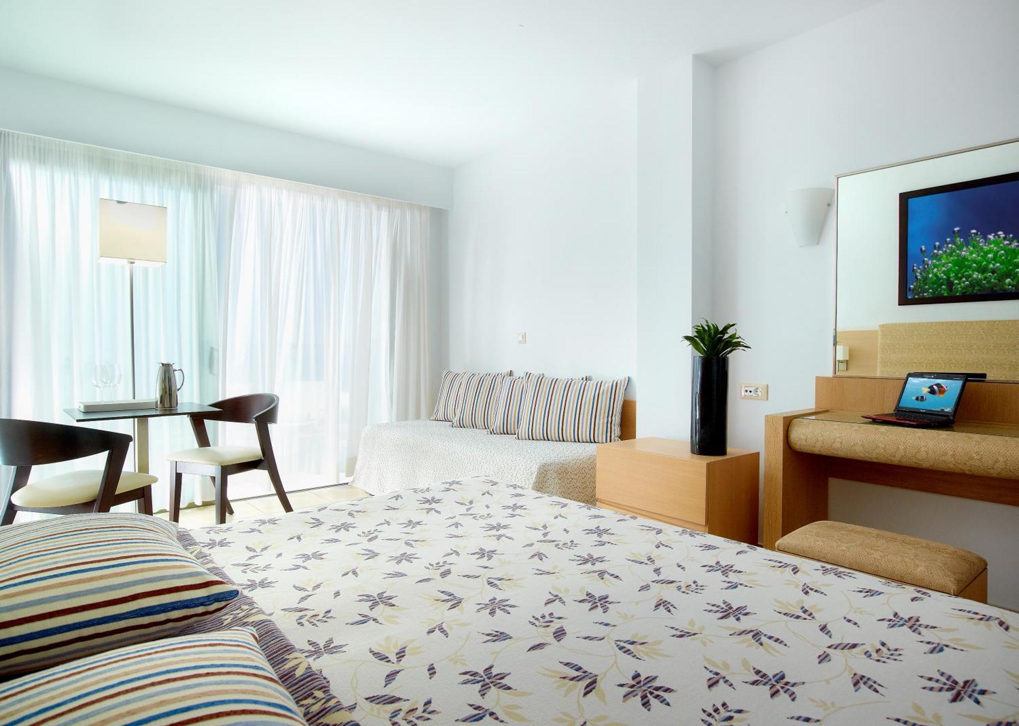 Chambre Double Supérieure - Vue sur Piscine