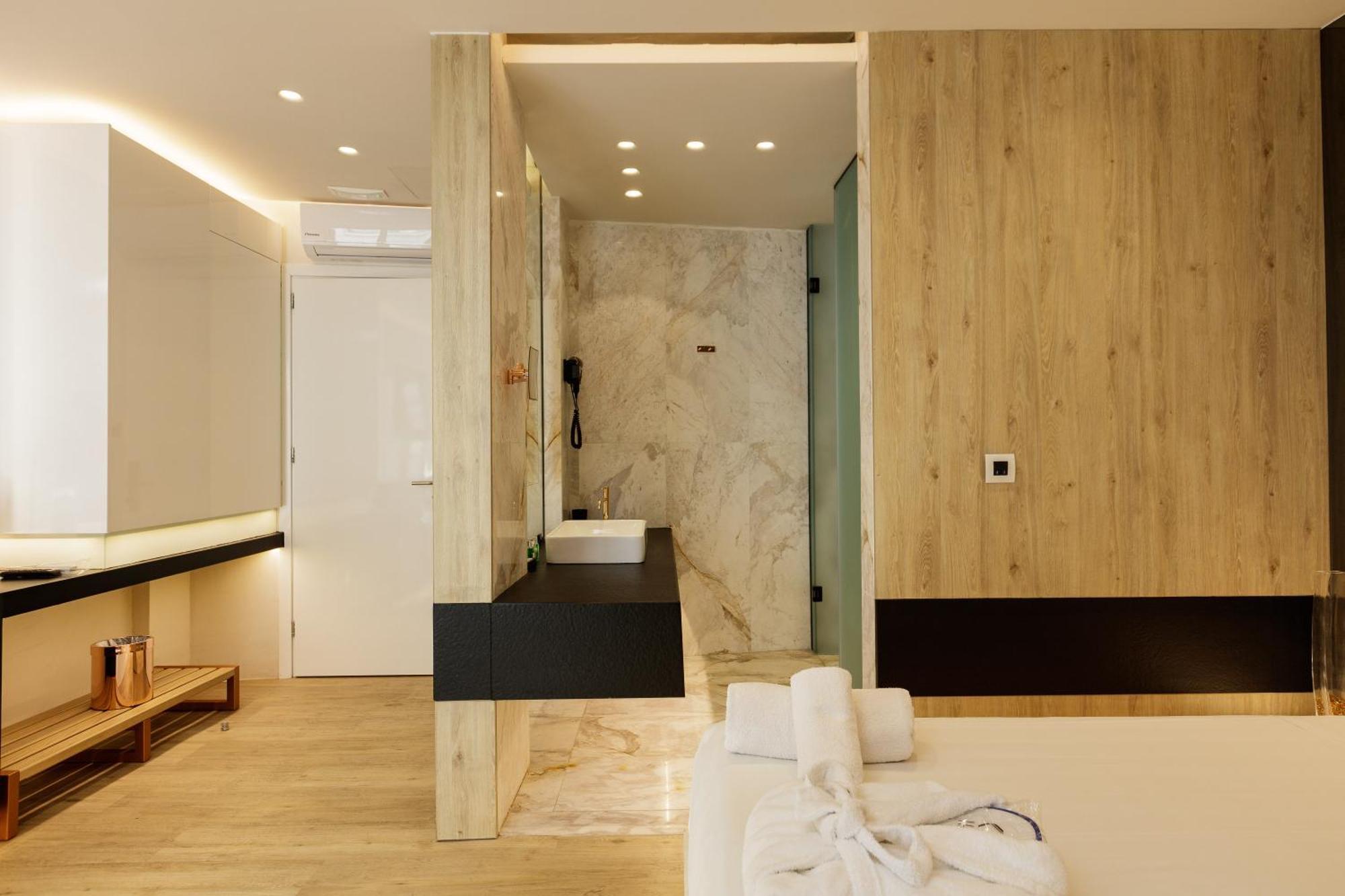 Junior Suite with Side Sea View