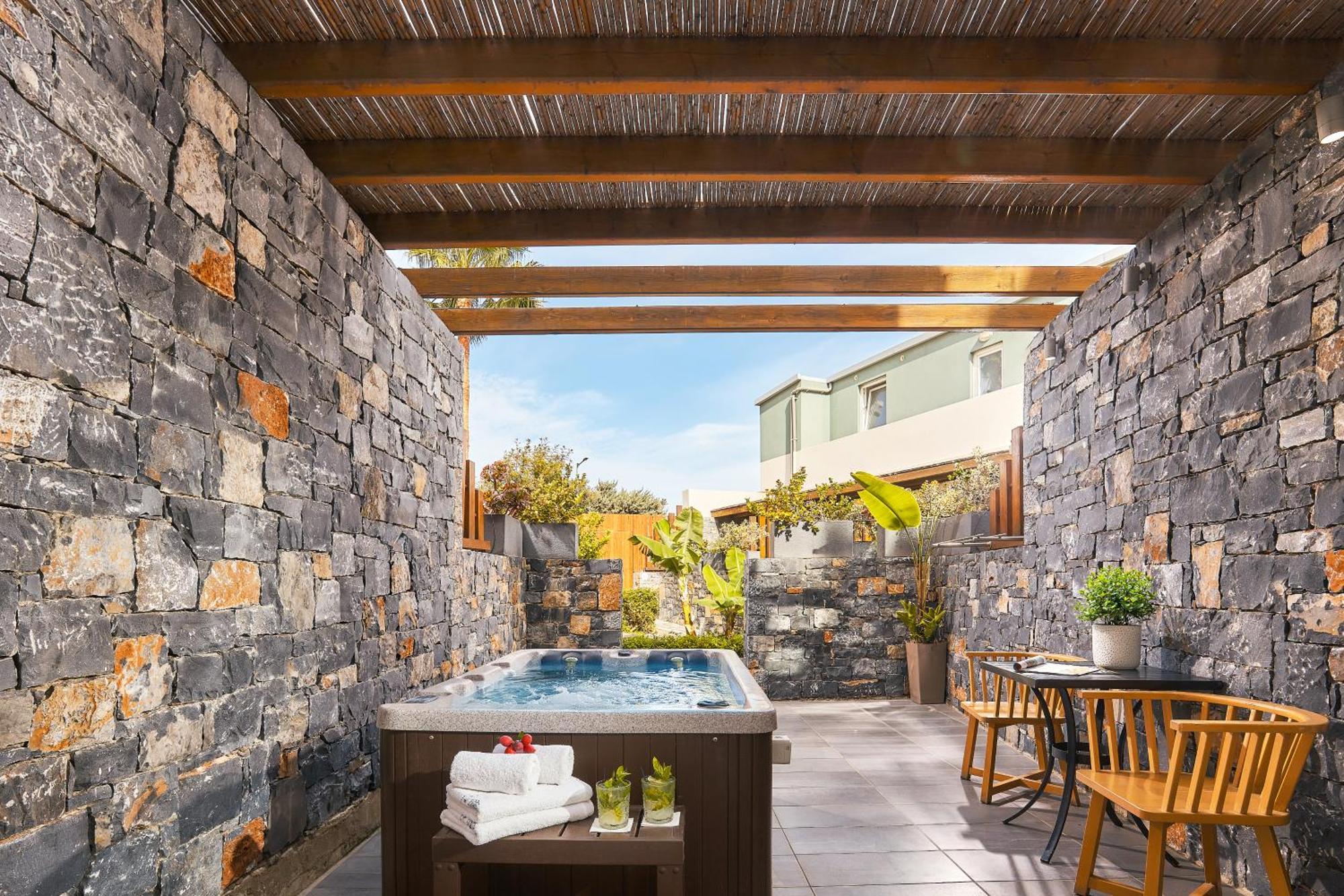 Lux Studio with Jacuzzi,1742946223:JPEG