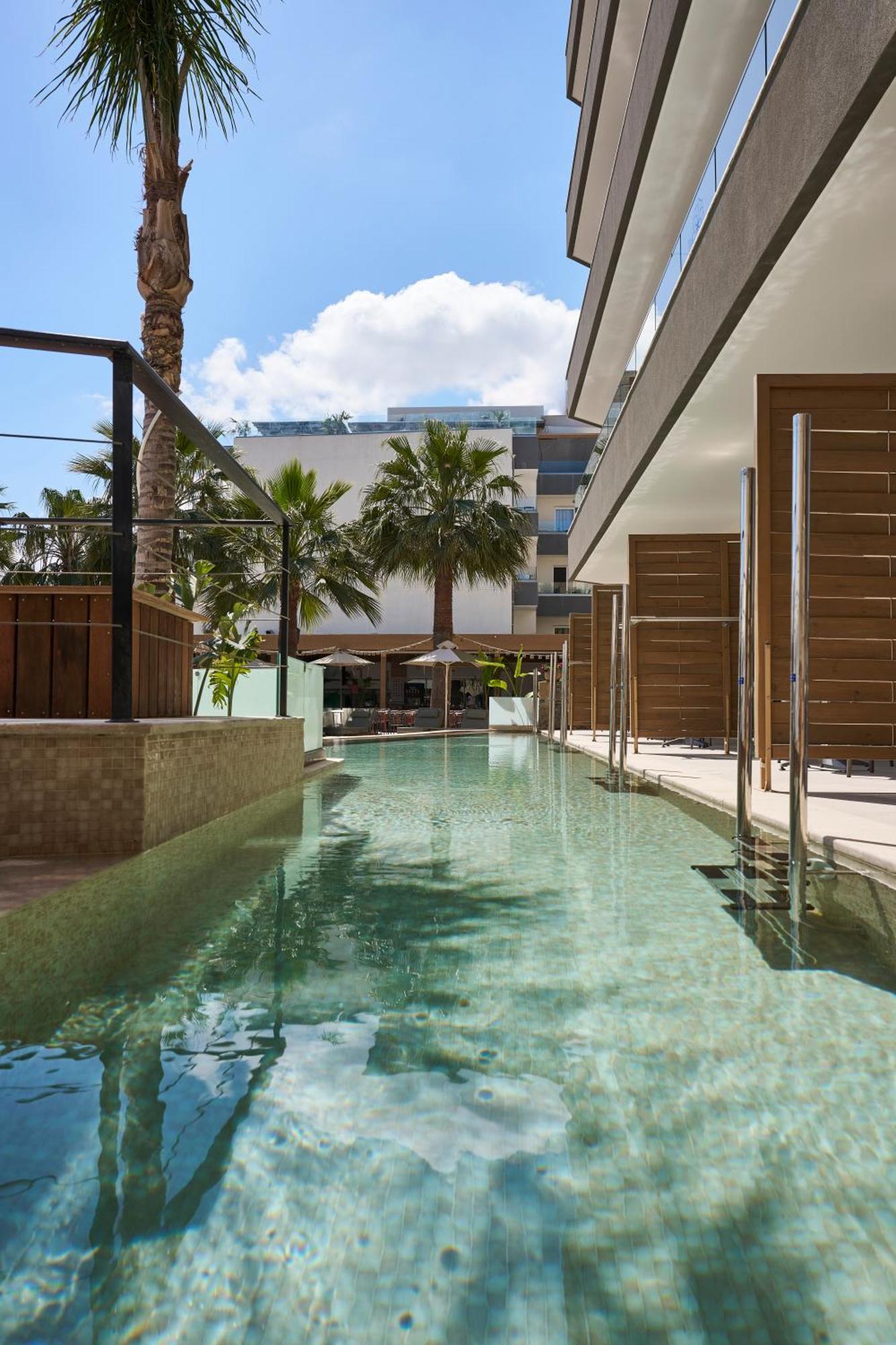Premium Room Swim-Up