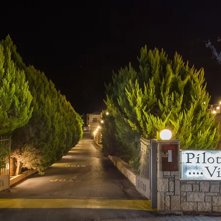 Pilot'S Villas Luxury Suites-3