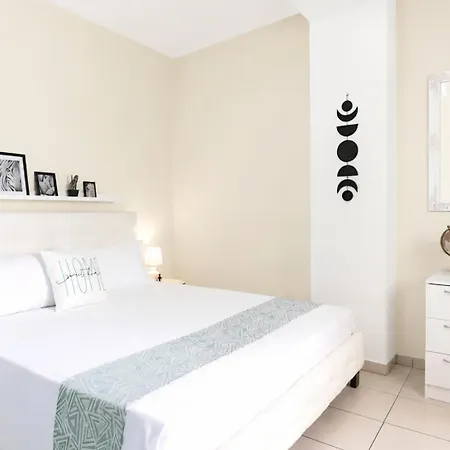 Cozy Central Apartment A Few Steps From The Beach-3